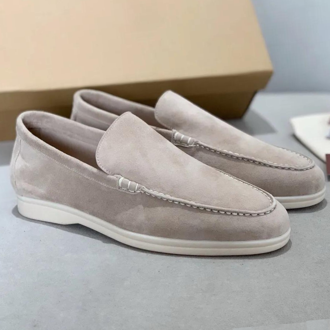Stijlvolle marineblauwe suède herenloafers, perfect voor lente en zomer. Comfortabele slip-onschoenen.