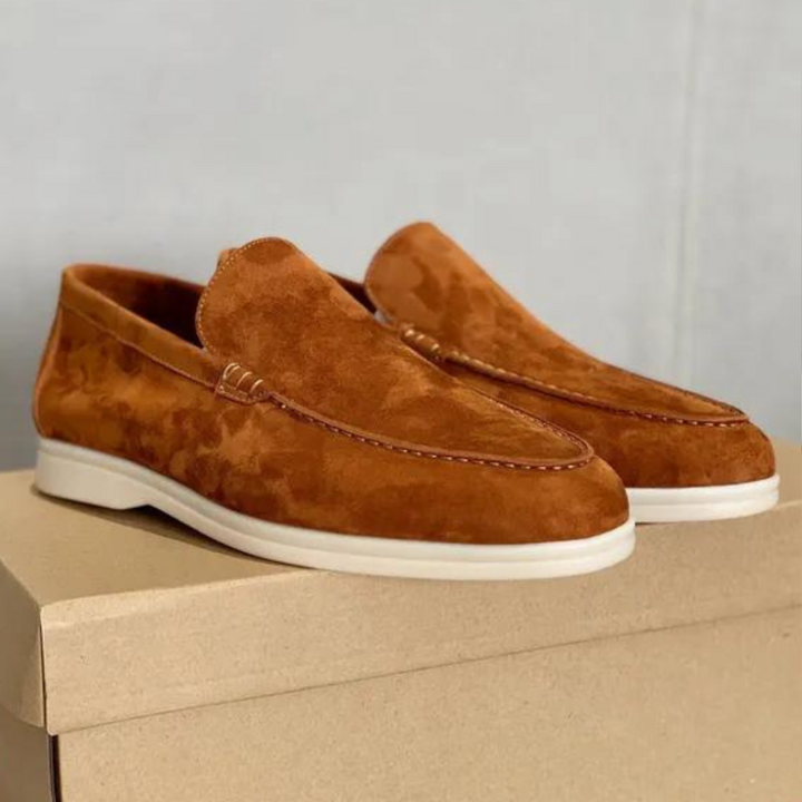 Modieuze suède herenloafers gedragen, benadrukkend comfort en stijl voor casual of smart-casual outfits.