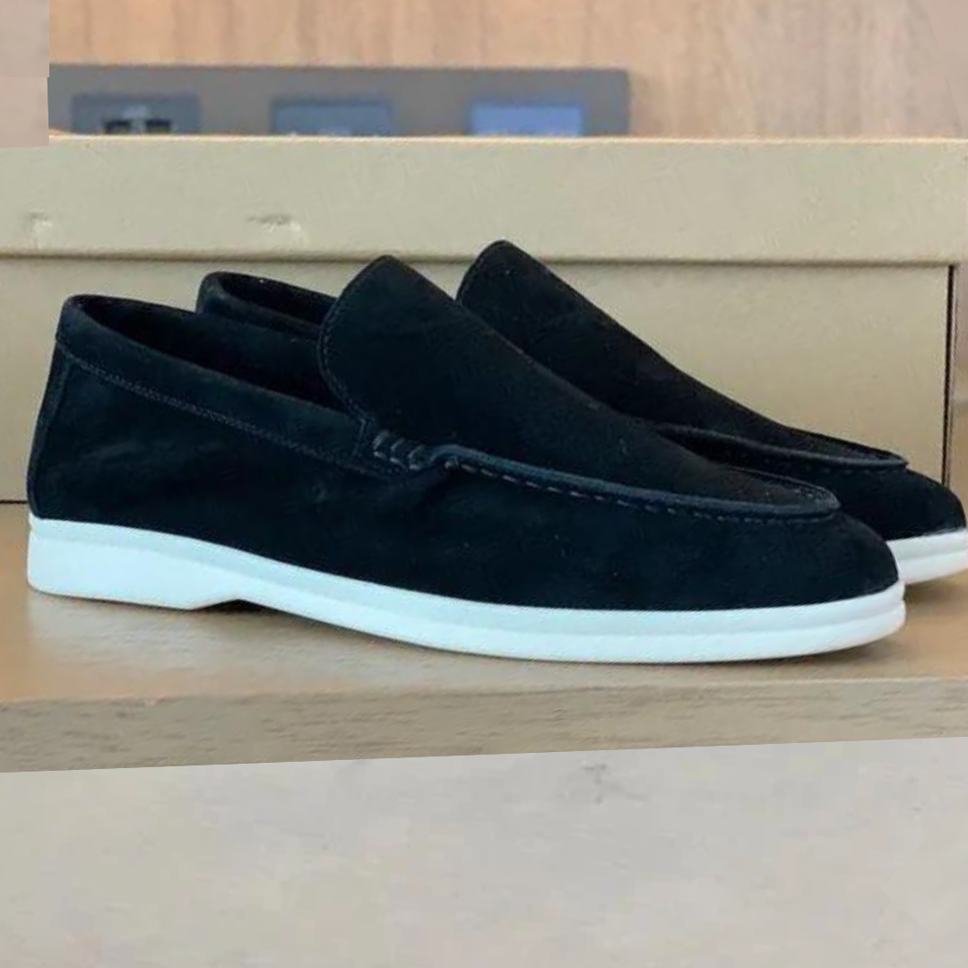 Detail van de zachte, hoogwaardige suède textuur van deze stijlvolle heren instaploafers. Luxe comfort.
