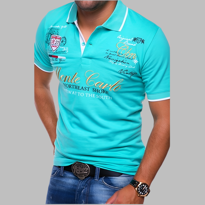 Model draagt een getailleerd heren poloshirt met gebreide look in een casual setting. Comfortabele herenpolo.