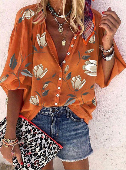 Luchtige boho-chic blouse voor dames met speelse plooien en vrolijke kleuren, perfect voor zomerse dagen.