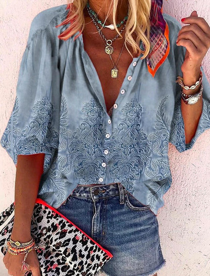 Luchtige boho-chic blouse voor dames met speelse plooien en vrolijke kleuren, perfect voor zomerse dagen.