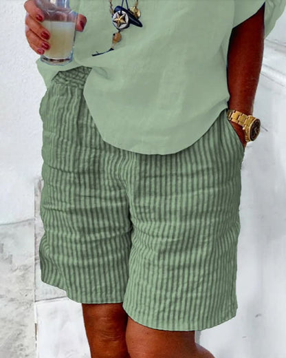 "Luchtige dames shorts met gestreept patroon, katoen-linnen mix, ideaal voor de zomer; comfortabele elastische taille."