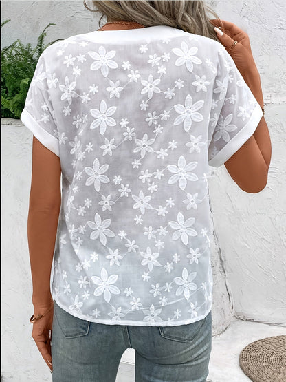 "Luchtige damesblouse met geborduurde bloemen, losse pasvorm, knoopsluiting, geschikt voor casual en formele gelegenheden."