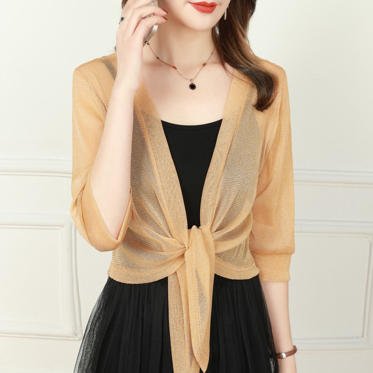 "Luchtige elegante damesblouse met open voorkant, frisse charmante look, perfect voor zonnige dagen."