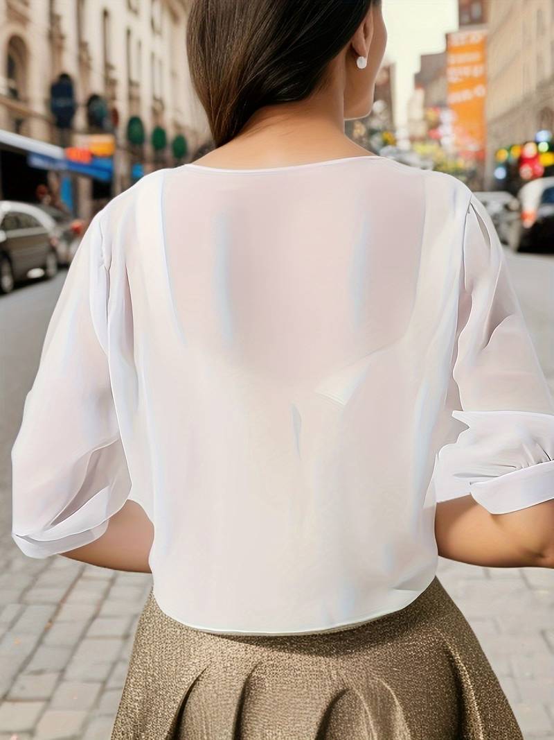 "Luchtige elegante damesblouse met open voorkant, frisse charmante look, perfect voor zonnige dagen."