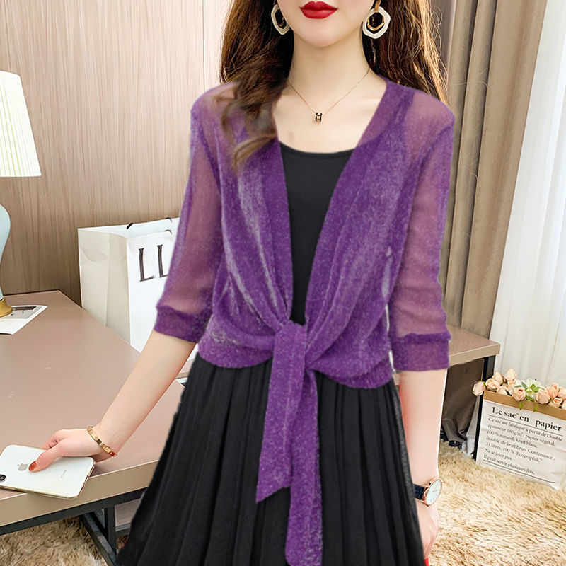 "Luchtige elegante damesblouse met open voorkant, frisse charmante look, perfect voor zonnige dagen."