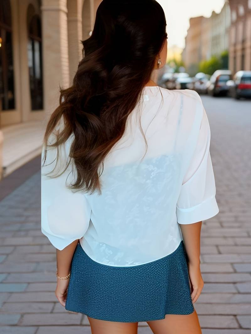 "Luchtige elegante damesblouse met open voorkant, frisse charmante look, perfect voor zonnige dagen."