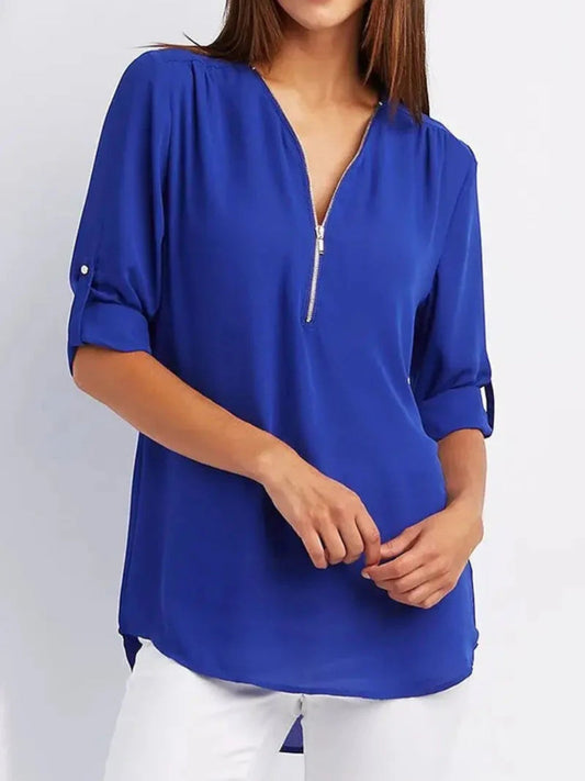 "Luchtige Emilia zomerblouse met v-hals en halve rits in zachte stof, ideaal voor casual zomeroutfits."