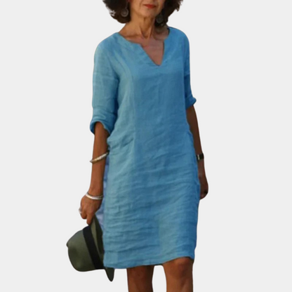 "Luchtige gele zomerjurk voor dames met verfijnde details, ideaal voor zonnige dagen en comfortabel strandwandelingen."