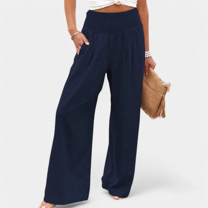 "Luchtige linnen broek met hoge taille en flared pijpen, ideaal voor zomerse dagen, in een elegante beige tint."