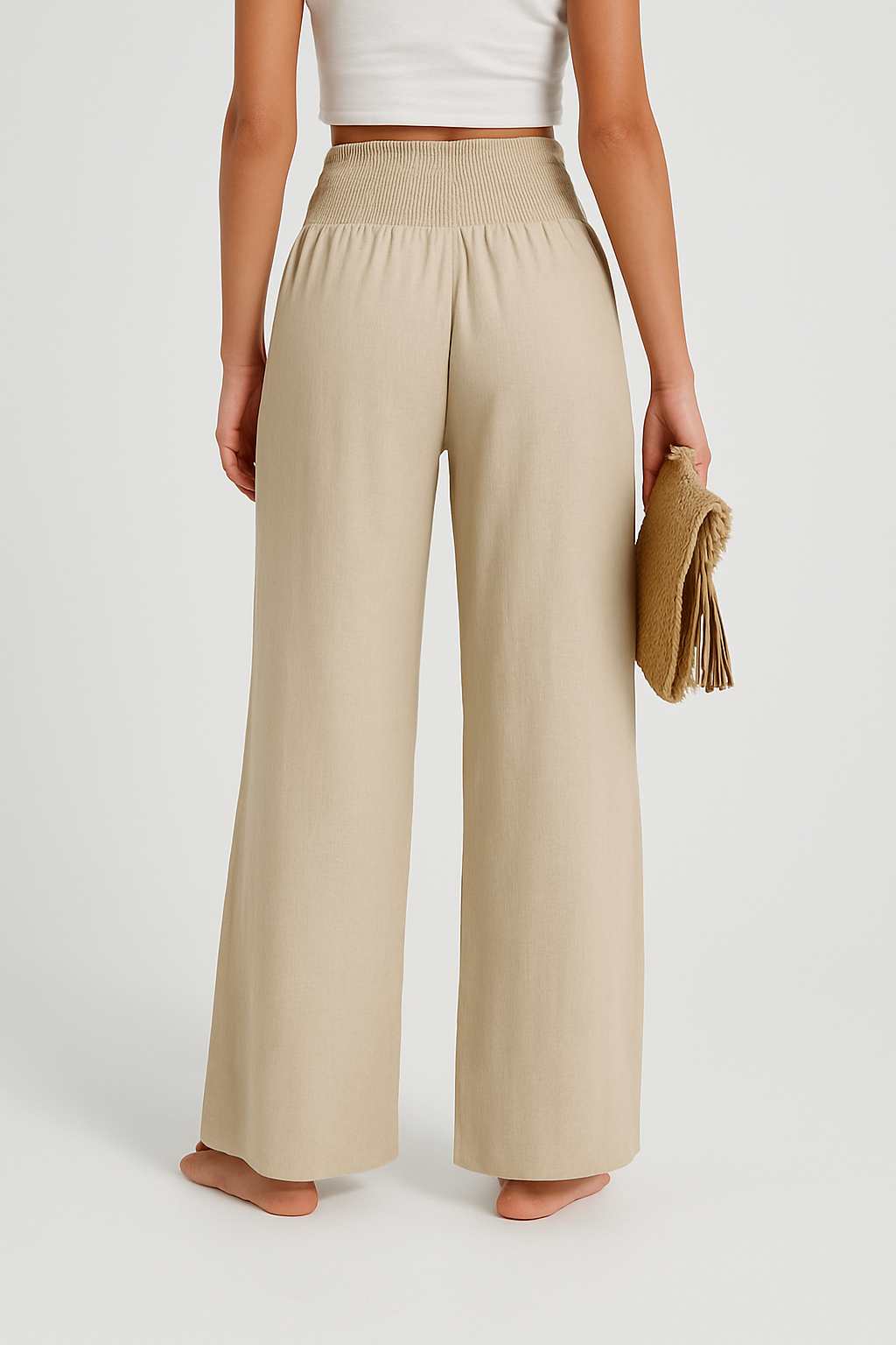 "Luchtige linnen broek met hoge taille en flared pijpen, ideaal voor zomerse dagen, in een elegante beige tint."