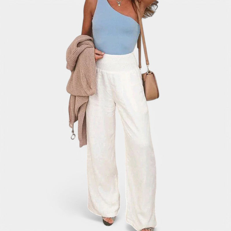 "Luchtige linnen broek met hoge taille en flared pijpen, ideaal voor zomerse dagen, in een elegante beige tint."