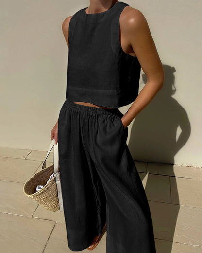 "Luchtige linnen set dames, bestaande uit een comfortabele crop top en wijde broek, perfecte zomeroutfit in neutrale tinten."