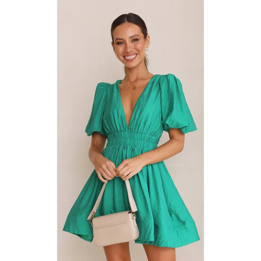 "Luchtige Luna mini jurk in zomerse kleur met flatterende pasvorm, ideale zomergarderobe aanvulling voor elegantie en comfort