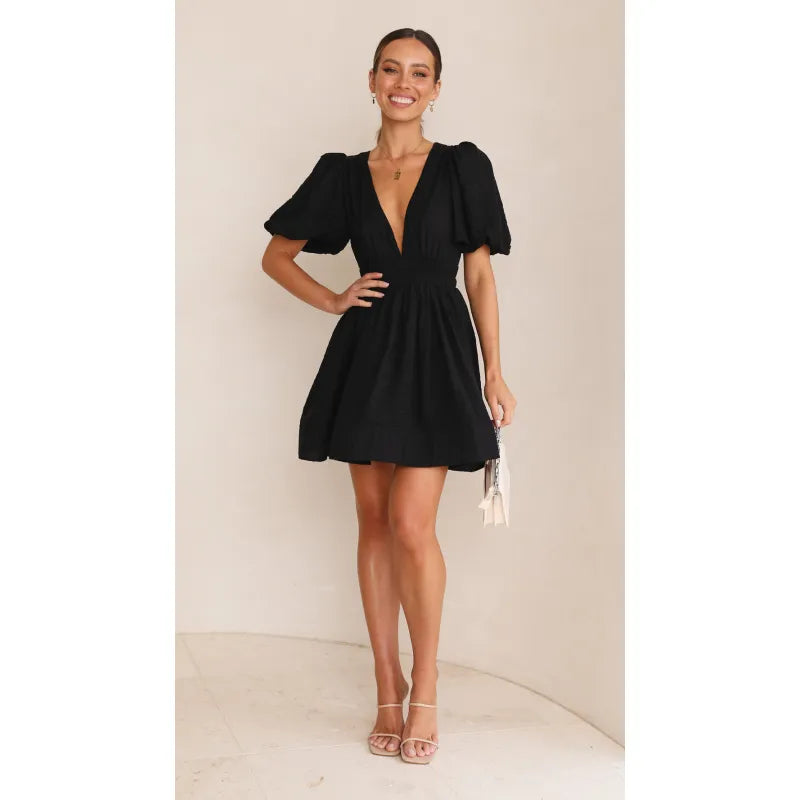 "Luchtige Luna mini jurk in zomerse kleur met flatterende pasvorm, ideale zomergarderobe aanvulling voor elegantie en comfort