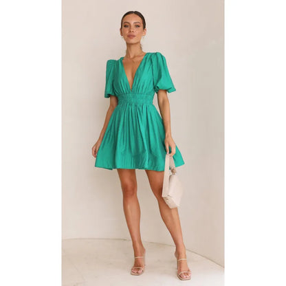 "Luchtige Luna mini jurk in zomerse kleur met flatterende pasvorm, ideale zomergarderobe aanvulling voor elegantie en comfort