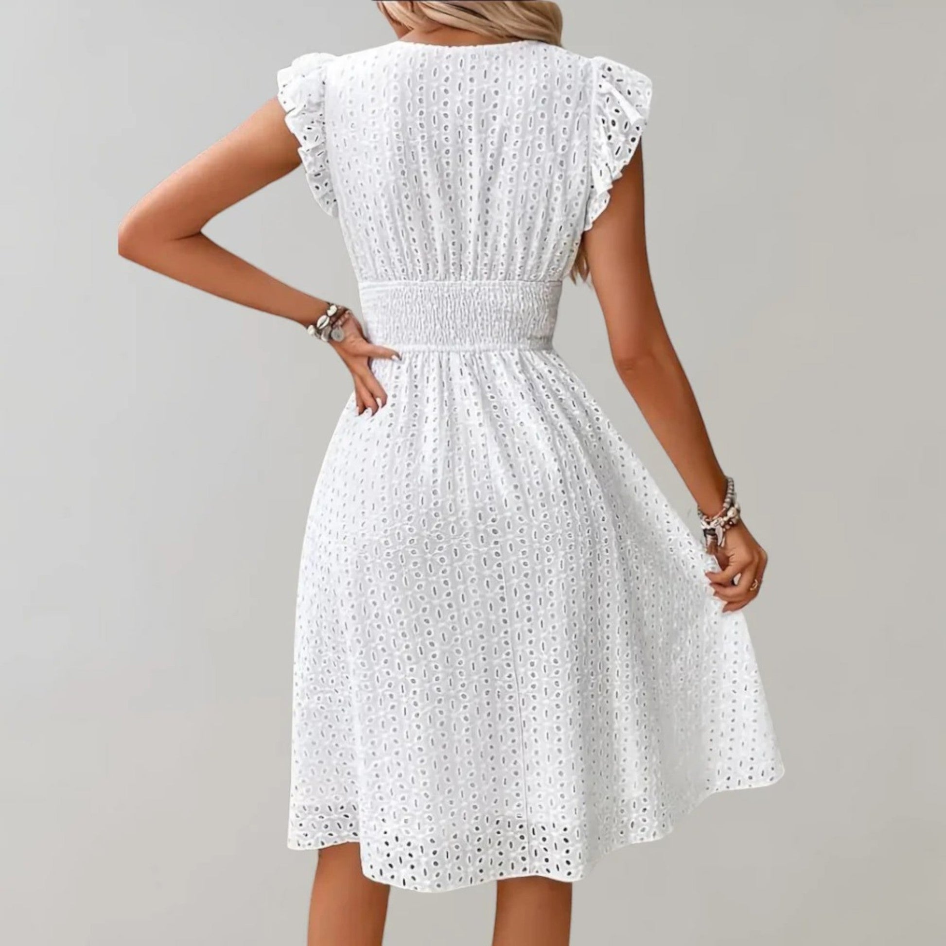 "Luchtige midi zomerjurk voor dames met V-hals, flatterende taille en vlindermouwen voor een elegante zomerse look."