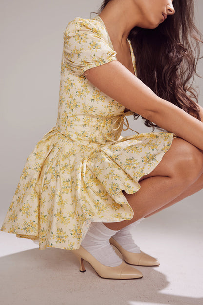 "Luchtige mini jurk met bloemenprint, V-hals en A-lijn silhouet, ideaal voor zonnige dagen in damesmode."