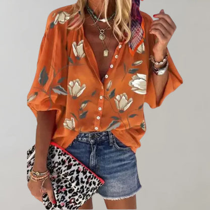 "Luchtige zomerse damesblouse met kleurrijke bloemenprint en elegante lange pasvorm voor stijlvolle casual looks."
