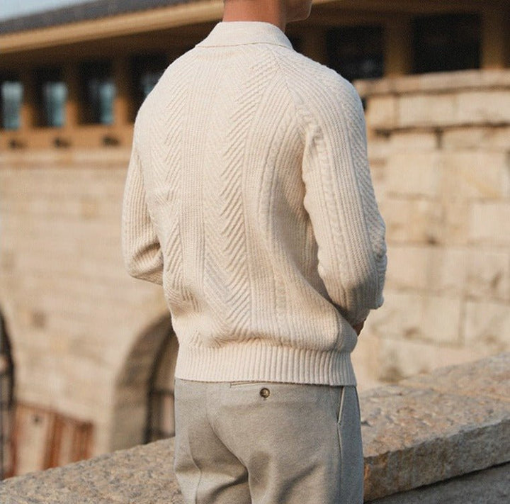 Comfortabele, chique heren gebreide trui met kraag. Ideaal voor een warme, modieuze look.