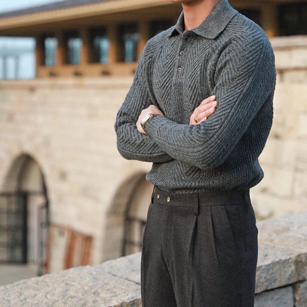 Modieuze heren gebreide sweater met opstaande kraag. Comfortabele kleding voor de koudere dagen.