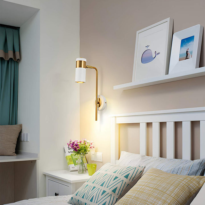 Energiezuinige draaibare LED-spotlight wandlamp, perfect als moderne leeslamp in een strak interieur.