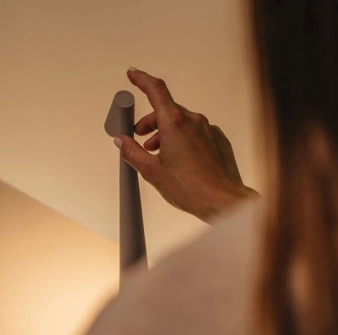 Elegante minimalistische LED tafellamp in Nordic design. Draadloze verlichting voor slaapkamer, woonkamer of kantoor.
