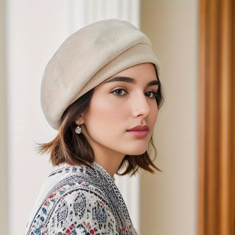 Grijze elegante wolmix damesmuts, een comfortabel en warm mode-item voor de winter.