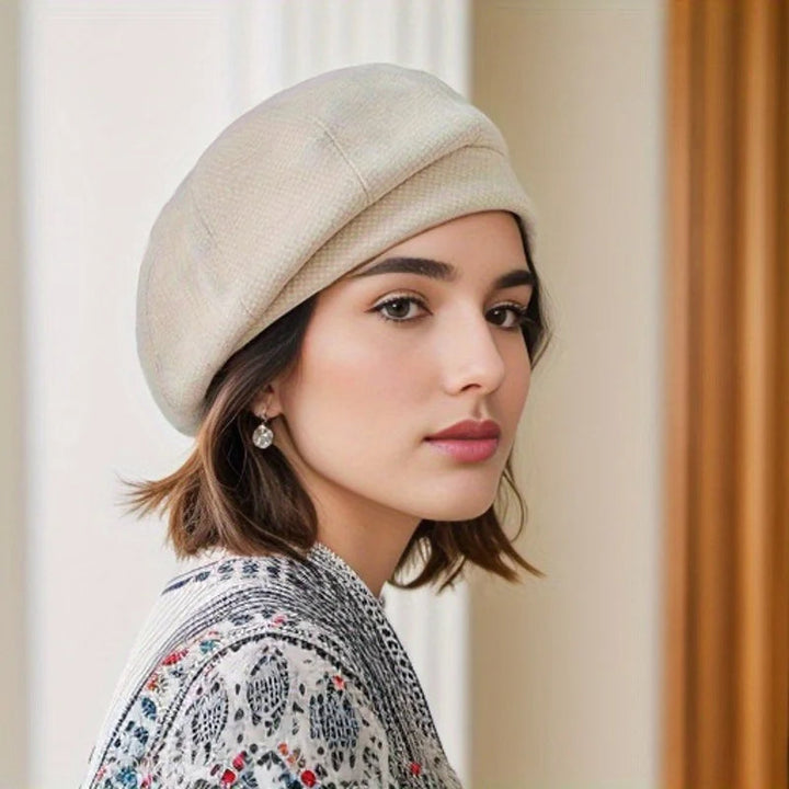 Grijze elegante wolmix damesmuts, een comfortabel en warm mode-item voor de winter.