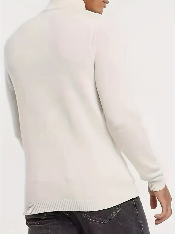 Casual heren trui met halve rits en col gedragen buiten. Comfort en stijl voor het hele jaar.