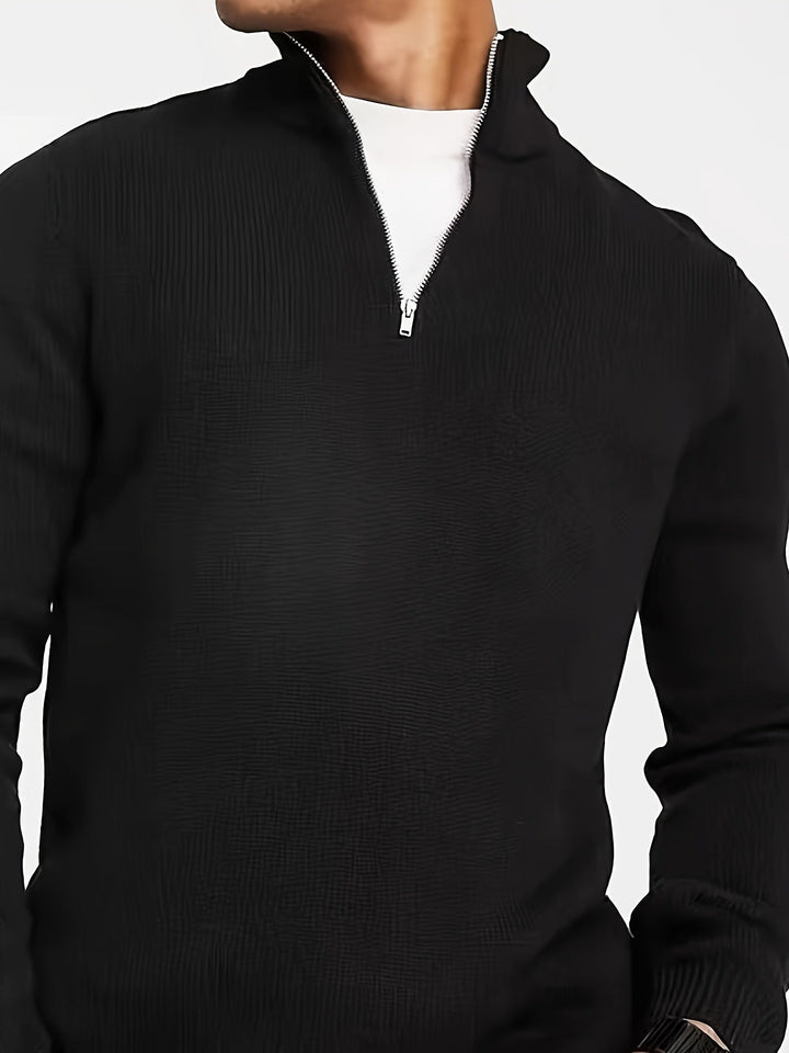 Man draagt een moderne heren trui met halve rits en col, comfortabele casual look.
