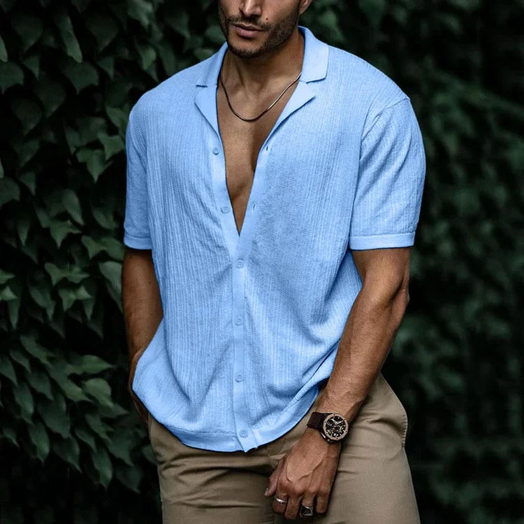 Comfortabel ademend gebreid heren shirt. Essentiële en stijlvolle zomermode voor elke man.