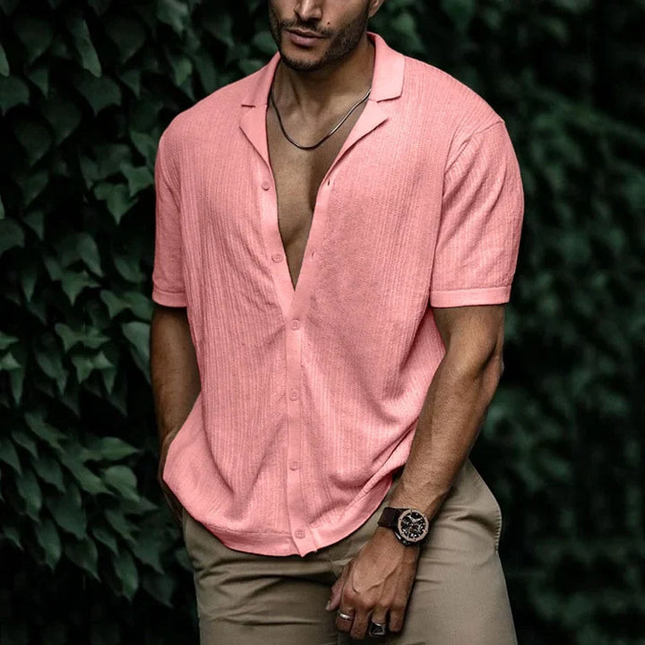 Detail van het fijne gebreide patroon van dit ademende heren zomerhemd. Hoge kwaliteit kleding.