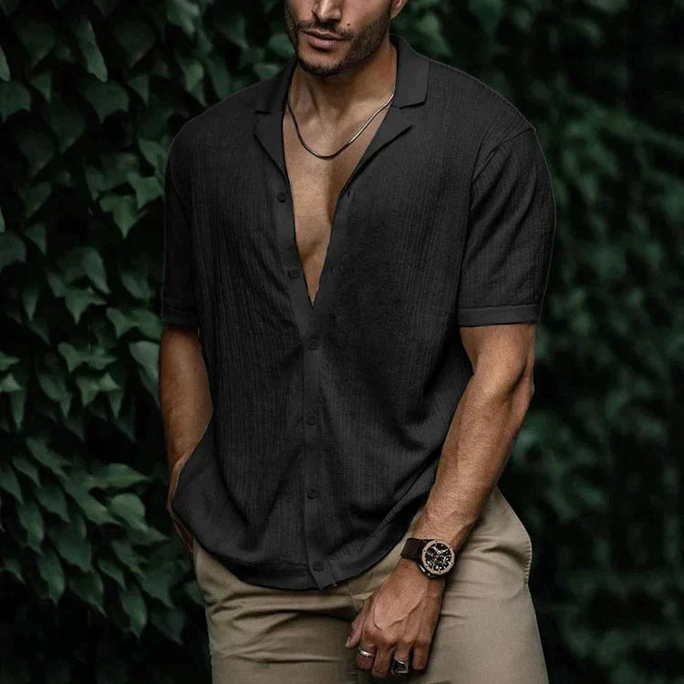 Heren gebreid zomerhemd, stijlvol en ademend. Comfortabele mannenkleding voor warme zomerdagen.