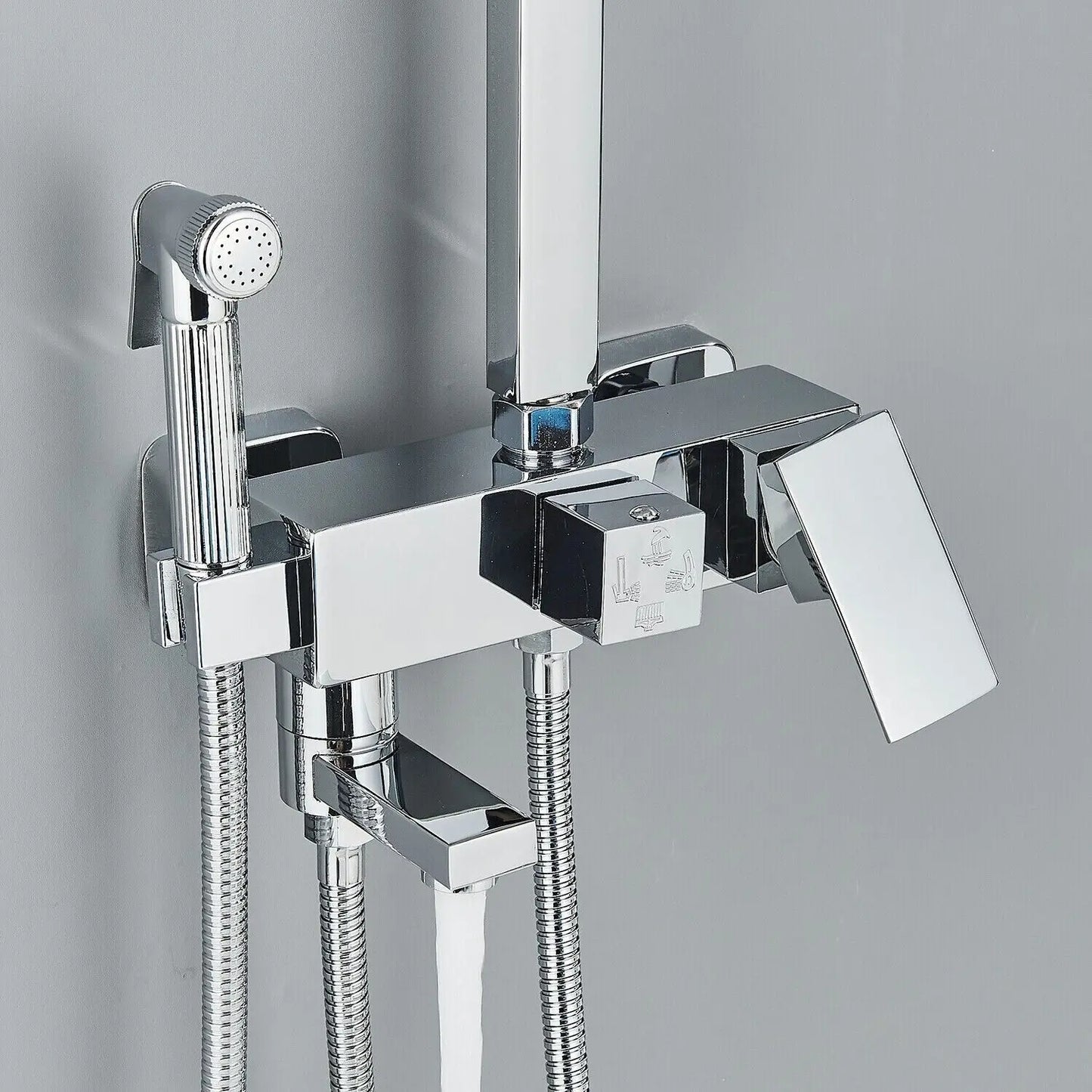 "Luxe AquaFlow doucheset met messing mengkraan en regen douchekop, glimmende chroomafwerking, elegant ontwerp."