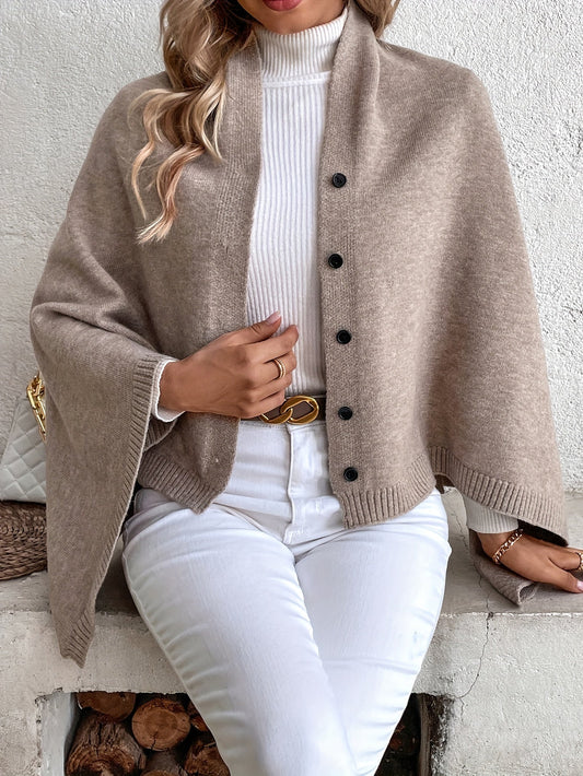 "Luxe dames poncho met elegante knoopsluiting, zacht ademend materiaal, perfect voor casual en formele outfits."