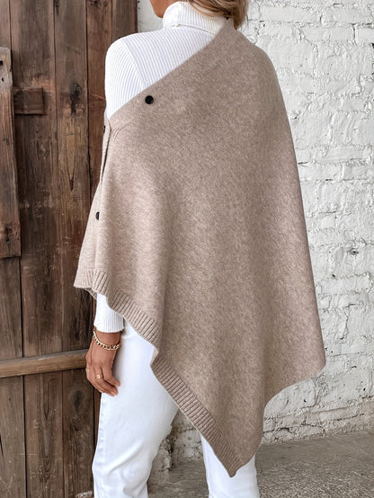 "Luxe dames poncho met elegante knoopsluiting, zacht ademend materiaal, perfect voor casual en formele outfits."