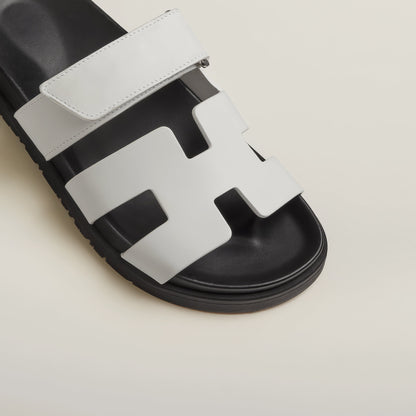 "Luxe dames sandalen met minimalistisch ontwerp en chic design, gemaakt van hoogwaardige materialen voor comfort en stijl."