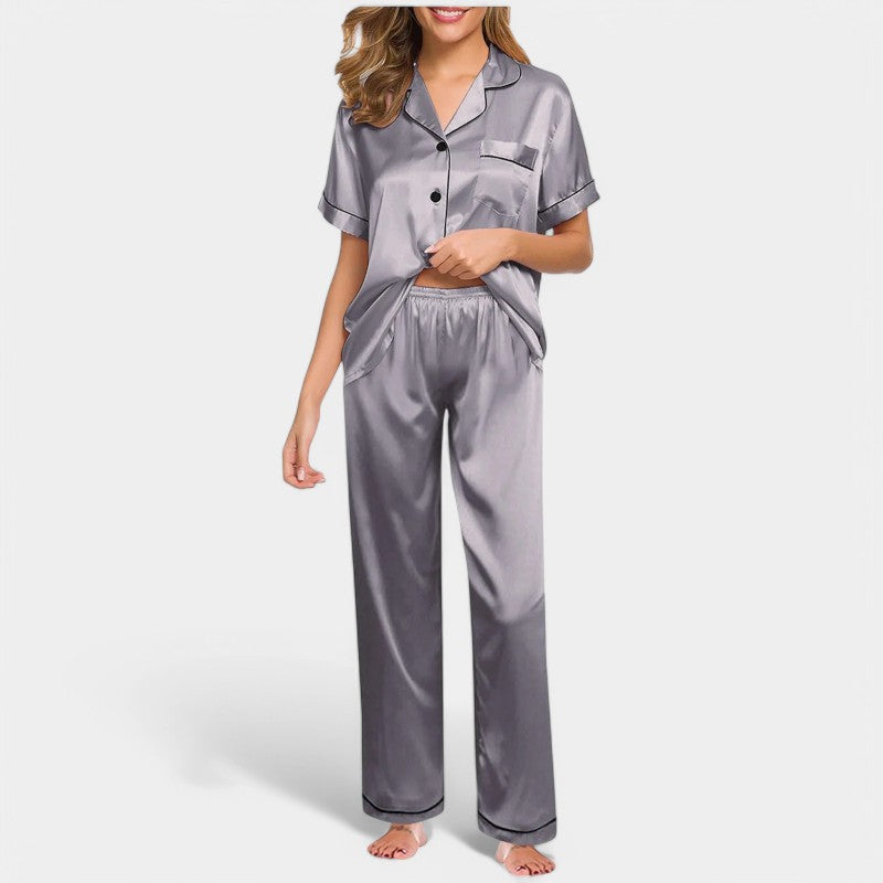 "Luxe damespyjama van zijden satijn, elegant ontwerp met lange mouwen, zijdeachtige glans voor ultiem comfort en stijl."
