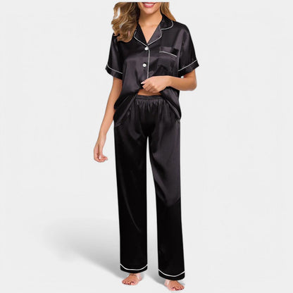 "Luxe damespyjama van zijden satijn, elegant ontwerp met lange mouwen, zijdeachtige glans voor ultiem comfort en stijl."