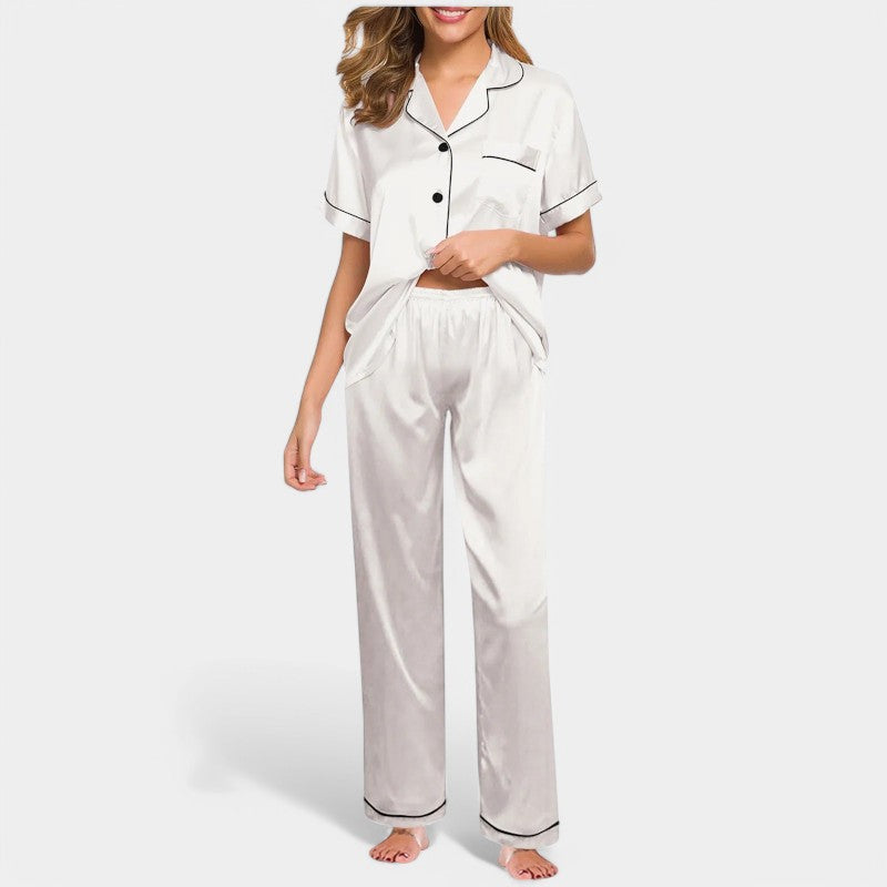 "Luxe damespyjama van zijden satijn, elegant ontwerp met lange mouwen, zijdeachtige glans voor ultiem comfort en stijl."
