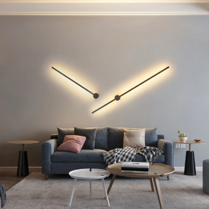 Luxe dimbare wandlamp van zwart aluminium, moderne LED-verlichting met afstandsbediening voor sfeervol interieur.