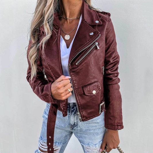 "Luxe gevoerde leren damesjas Eva, elegant zwart en rood, met opstaande kraag en riem, vooraanzicht."
