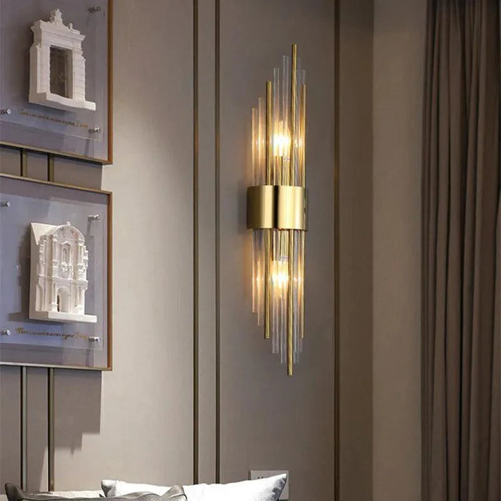 Zwarte moderne LED wandlamp met gouden accenten en fonkelende kristallen. Perfecte decoratieve verlichting.