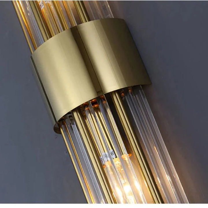 Sierlijke wandlamp met talloze kristallen en geïntegreerd LED-licht. Voegt elegantie toe aan elke kamer.