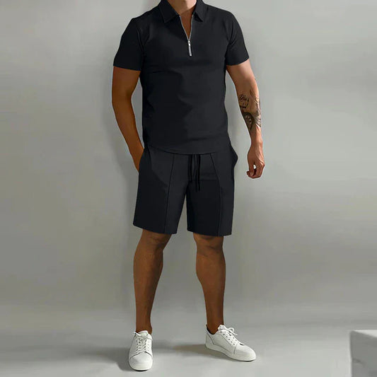 "Luxe heren zomerset: stijlvolle polo en short in donkerblauw, ideaal voor warme dagen, elegant en comfortabel."