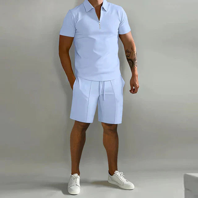 "Luxe heren zomerset: stijlvolle polo en short in donkerblauw, ideaal voor warme dagen, elegant en comfortabel."