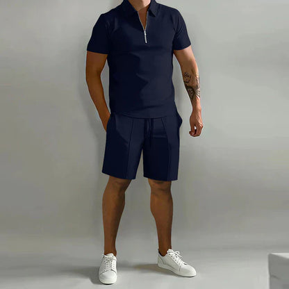 "Luxe heren zomerset: stijlvolle polo en short in donkerblauw, ideaal voor warme dagen, elegant en comfortabel."