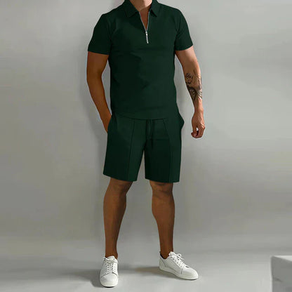"Luxe heren zomerset: stijlvolle polo en short in donkerblauw, ideaal voor warme dagen, elegant en comfortabel."
